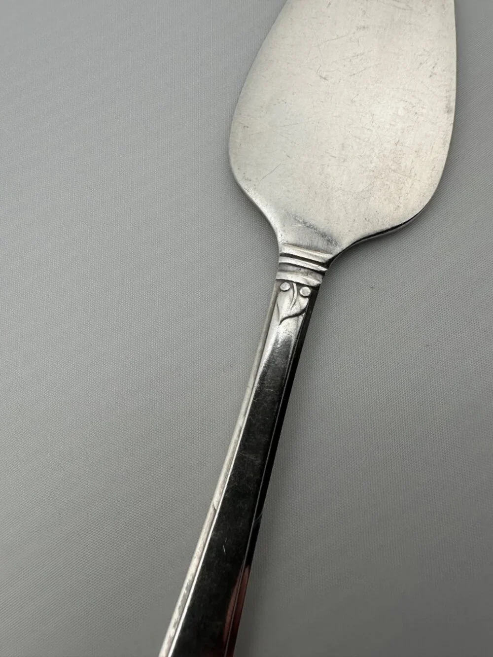 Solid Cheese Server Berkley Square (Silverplate, 1935) by Oneida Silver